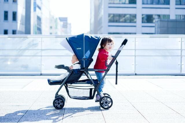 新生児と幼児用のダブルベビーカー