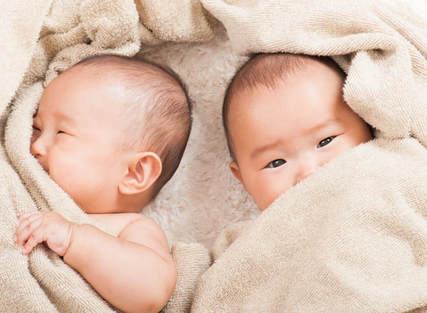 双子のチャイルドシートはどうする？多胎児のための選び方とタイプや設置方法まで解説！