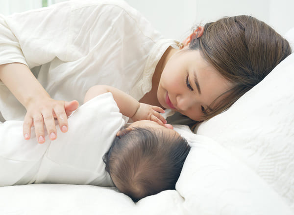 (HTML)赤ちゃんとの添い寝はいつからしていい？始める時期や一緒に寝るときのポイント