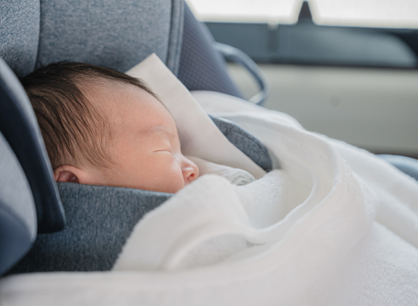 新生児・乳児も安心】初めてのチャイルドシートの乗せ方！安全な向きや