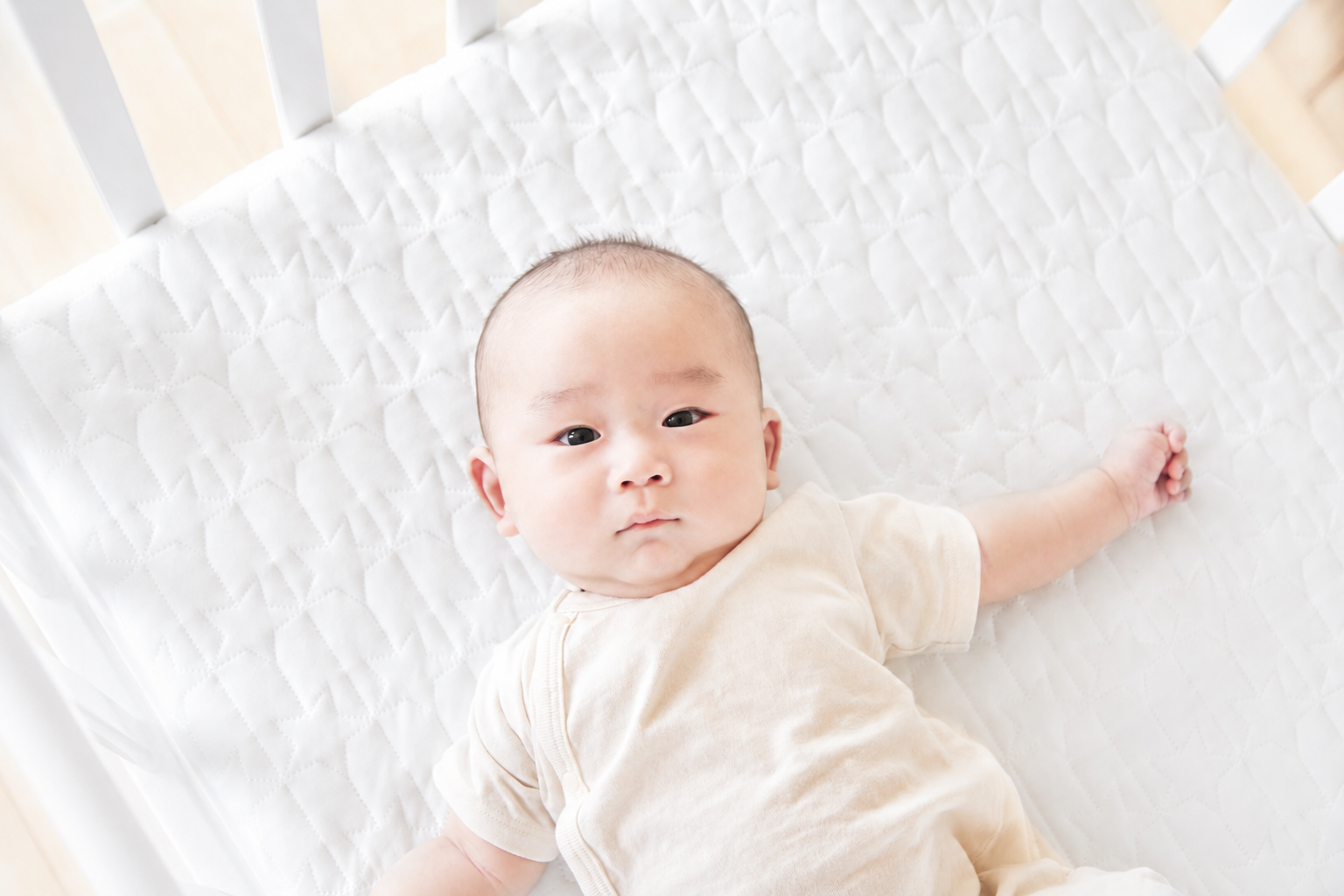 赤ちゃんがベビーマットレスの上で横になっている様子