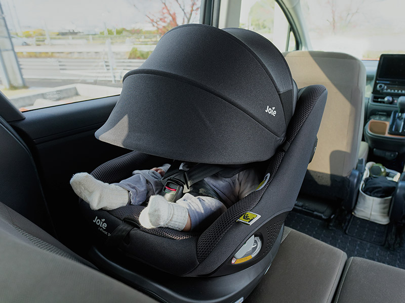 サンシェード付きで日差し対策ができるチャイルドシート