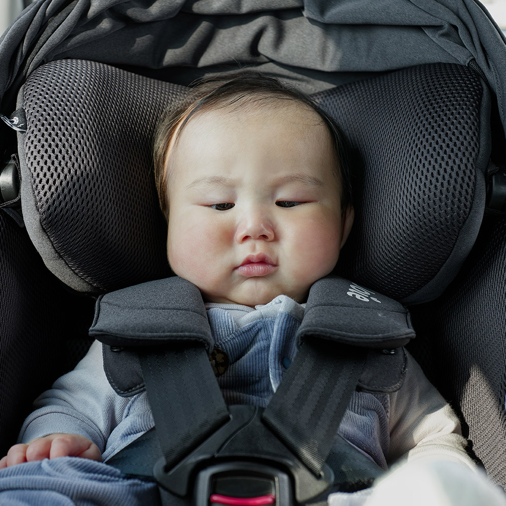 頭まわりをしっかり支えるヘッドサポート