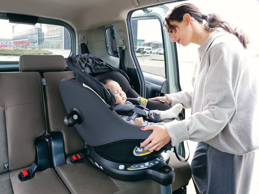 チャイルドシートに赤ちゃんを乗せる様子