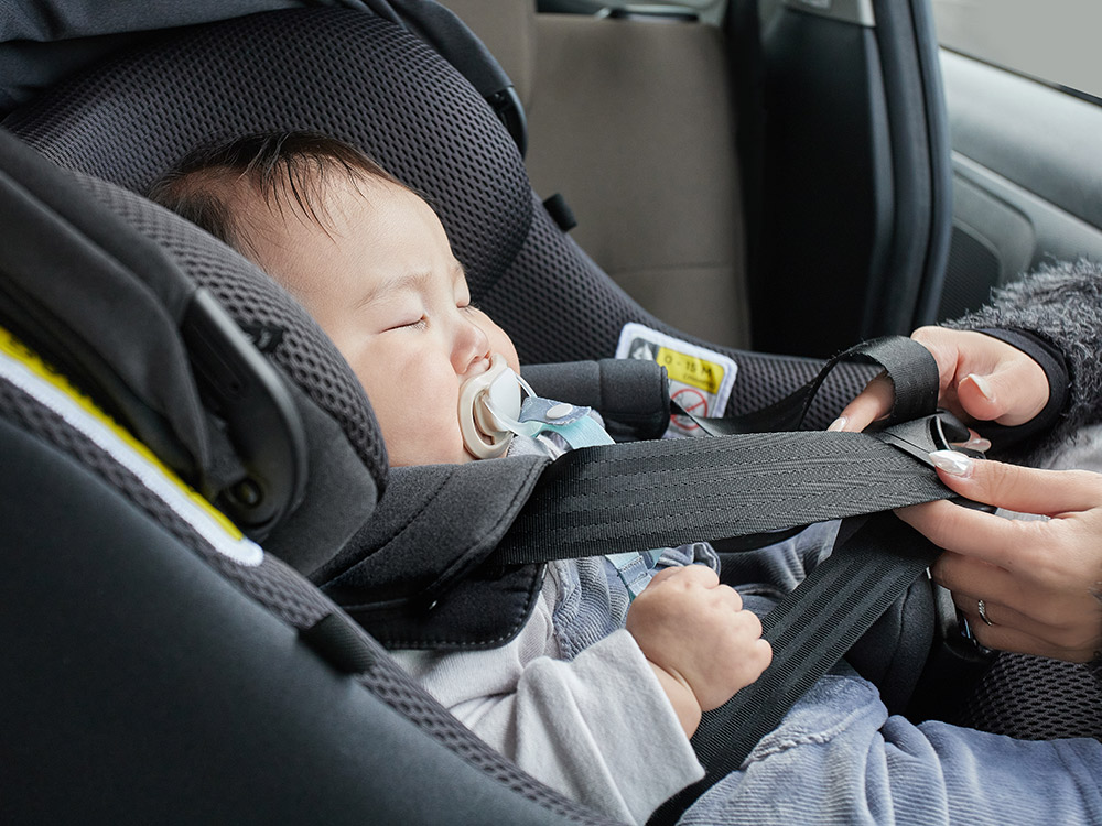 チャイルドシートで眠る赤ちゃん