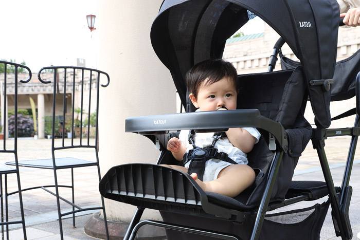 二人でゴー ブラックの前席に座る赤ちゃん