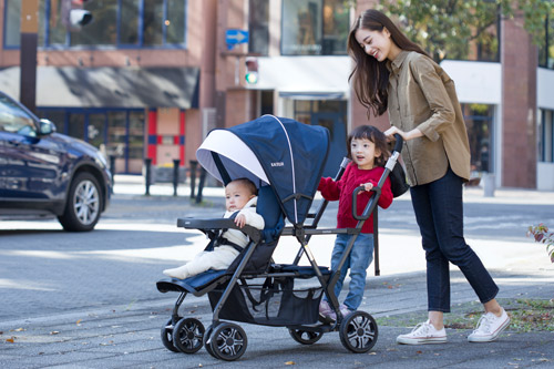 二人でゴー ブラックで街歩きをする親子