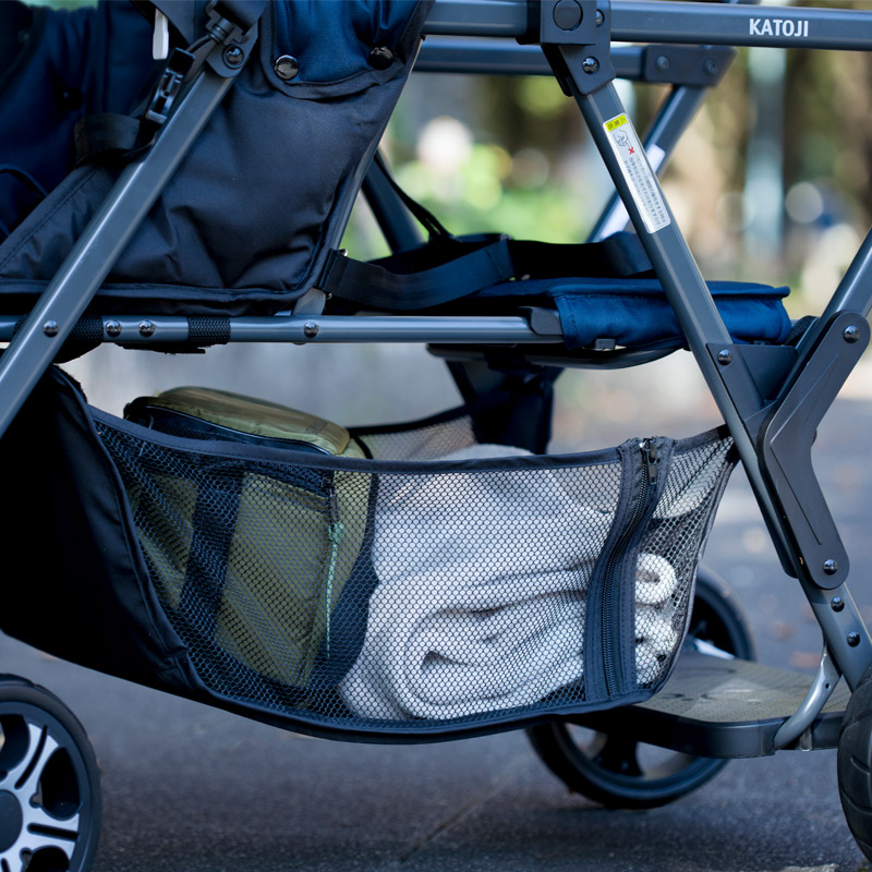 荷物を入れた状態の二人でゴー ブラックの収納バスケット